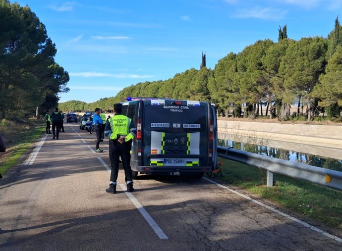 Colisión de una motocicleta y  un turismo en una vía secundaria en Almudévar (Huesca)