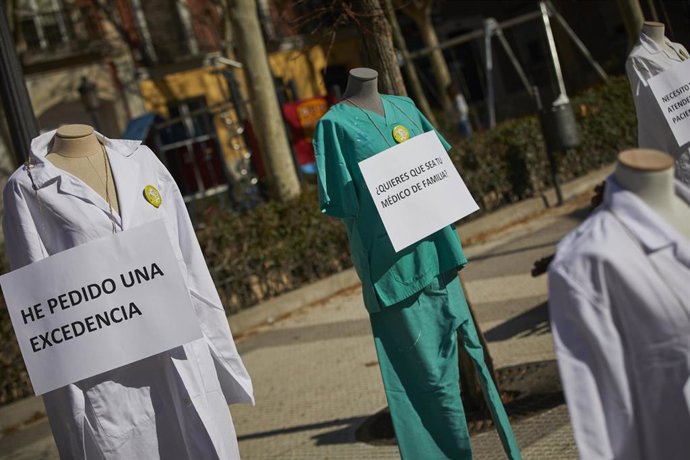 Archivo - Profesionales sanitarios colocan maniquíes con carteles como signo de protesta en una huelga de médicos de Atención Primaria