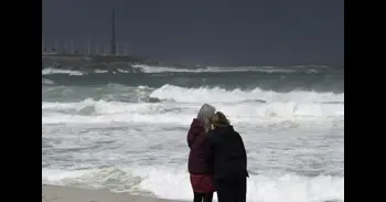 El viento mantiene en alerta naranja este martes a tres comunidades, con rachas de 100 kilómetros por hora en Galicia