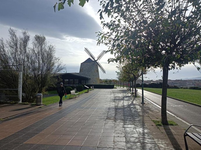 Cielos con algunas nubes en Getxo (Bizkaia).