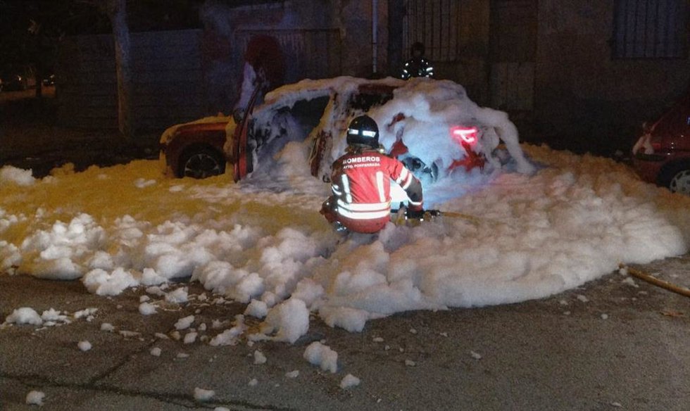 Los bomberos de Ponferrada (León) sofocan el incendio de un vehículo microhíbrido.