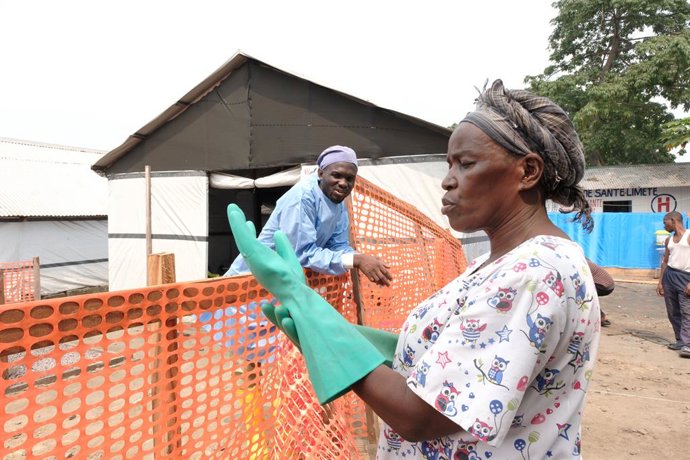 Archivo - KINSHASA, July 11, 2025  -- Medical workers prepare for disinfection at a cholera treatment center in Kinshasa, capital of the Democratic Republic of the Congo, July 10, 2025. The cholera outbreak in the Democratic Republic of the Congo (DRC) ha