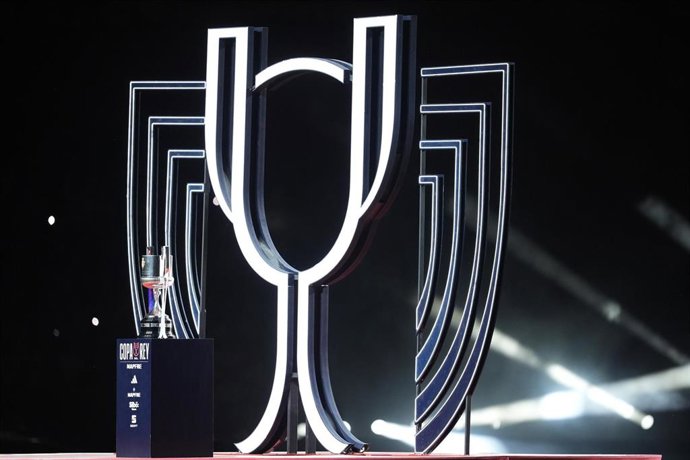 Archivo - Arrival of the Copa del Rey trophy at the stadium during the Spanish Cup, Copa del Rey, Final football match played between FC Barcelona and Real Madrid at La Cartuja Stadium on April 26, 2025 in Sevilla, Spain.