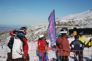 Esquiadores en Sierra Nevada durante el puente de la Inmaculada 2025.