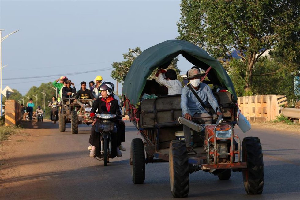 Civiles camboyanos escapan de los enfrentamientos transfronterizos con Tailandia 