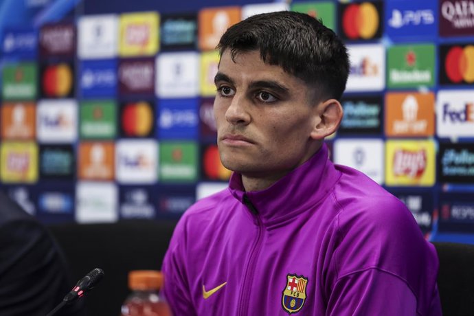 Gerard Martin, do FC Barcelona, participa de sua coletiva de imprensa durante o dia de treinamento do FC Barcelona antes da partida de futebol da Liga dos Campeões da UEFA 2025/26, contra o Eintracht Francfort?? na Ciudad Esportiva Joan Gamper, em 08 de d