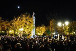Imágenes de las tunas universitarias rondando en Sevilla a los pies de la imagen de la Inmaculada Concepción, una de las actividades celebradas en Andalucía durante el puente de diciembre. 