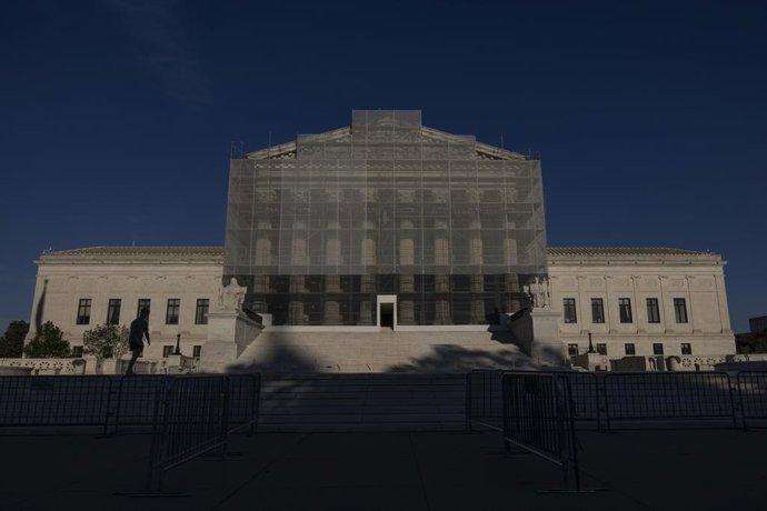 Archivo - October 4, 2025, Washington, District Of Columbia, United States: A view of the U.S. Supreme Court as the federal government officially shuts down due to a congressional budget impasse in Washington D.C., on October 04, 2025.. Non-essential gove