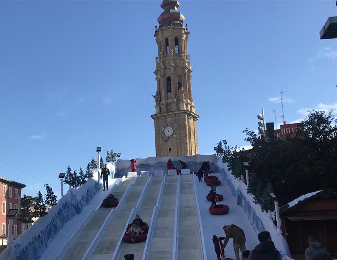 Tobogán de neumáticos en la plaza del Pilar de Zaragoza con motivo de la Navidad