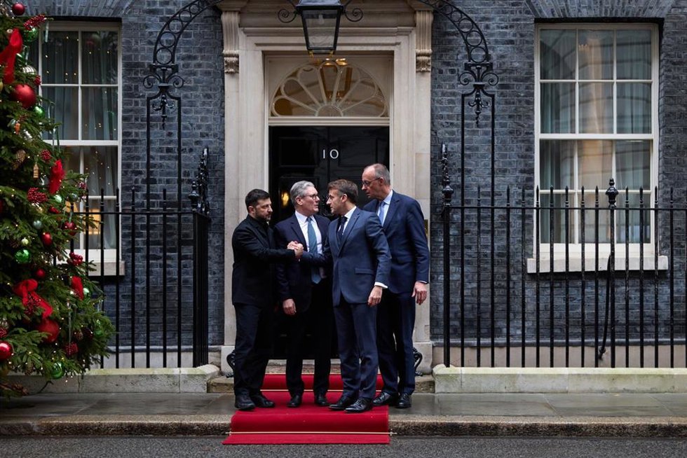 El presidente de Ucrania, Volodimir Zelenski, se reúne con Keir Starmer, Emmanuel Macron y Friedrich Merz en Londres, a 8 de diciembre de 2025