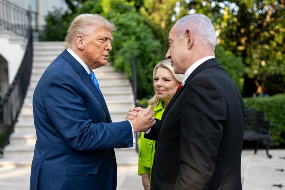 Archivo - FILED - 07 July 2025, US, Washington: US President Donald Trump (L) receives Israeli Prime Minister Benjamin Netanyahu and his wife Sara at the South Portico of the White House. Photo: Daniel Torok/White House/dpa - This official White House p