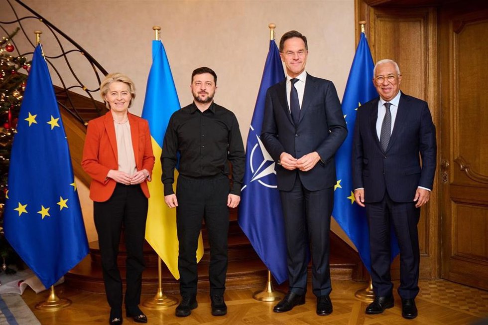 La presidenta de la Comisión Europea, Ursula von der Leyen; el presidente de Ucrania, Voldimir Zelenski; el secretario gen. De la OTAN, Mark Rutte y el presidente del Consejo Europeo, António Costa, durante una reunión en Bruselas a 8 de diciembre de 20