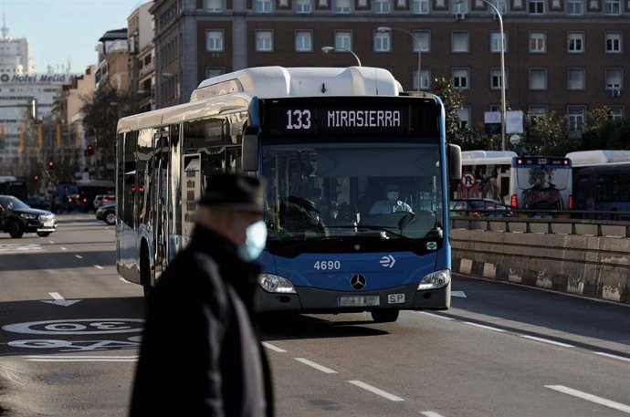 Archivo - Un autobús de la EMT circula el día en que es gratis realizar viajes en los viajes de la EMT