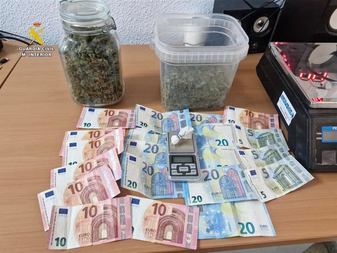 Material y dinero intervenido en la operación