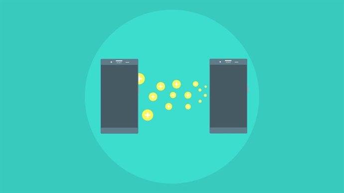 Archivo - Dispositivos móviles transfiriéndose archivos.