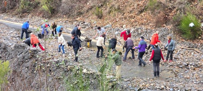 Algunos de los vecinos de Peñalba de Santiago inician la retirada de materiales que cortan la carretera principal