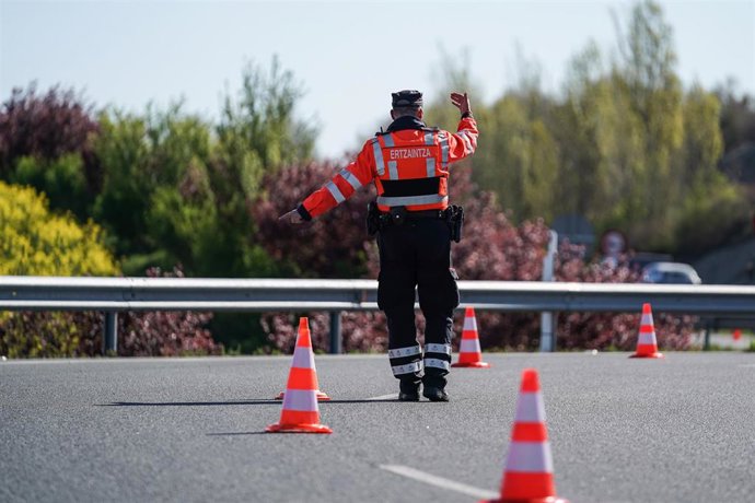 Archivo - Un ertzaina durante un accidente de tráfico