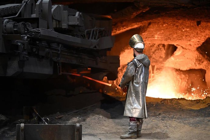 Archivo - FILED - 10 December 2024, North Rhine-Westphalia, Duisburg: A steel worker stands in front of a blast furnace at a Thyssenkrupp Steel plant. Representatives of Germany's steel industry and the government in Berlin sounded the alarm on Monday aft