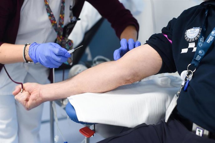 Una persona dona sangre 