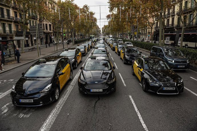 Taxis parats en la Gran Via de Barcelona