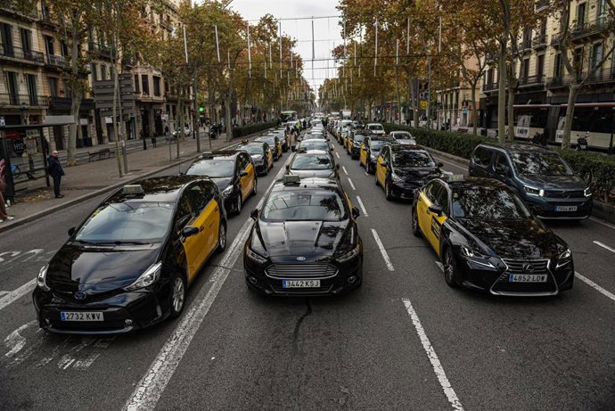 Taxis parados en la Gran Via de Barcelona