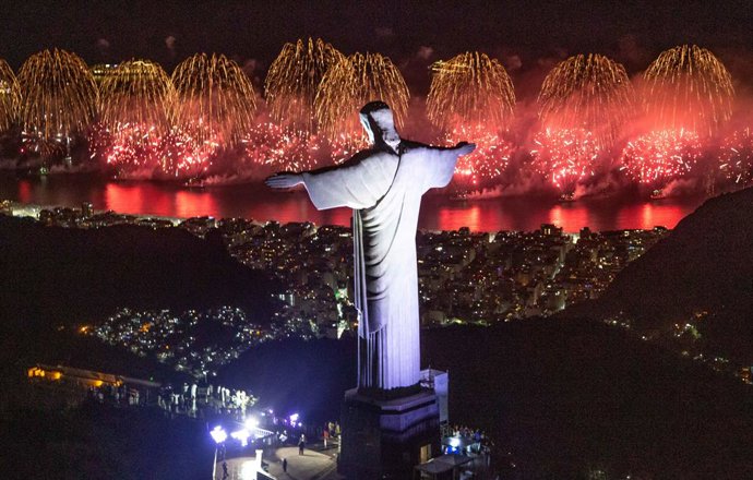 Archivo - Rio de Janeiro estrena árbol de Navidad de 80 metros de altura en la Bahía de Botafogo