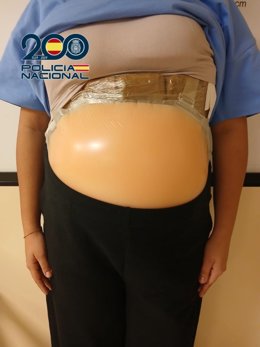 Detenida una mujer en el aeropuerto Adolfo Suárez-Madrid Barajas por ocultar varios kilos de cocaína bajo un vientre falso