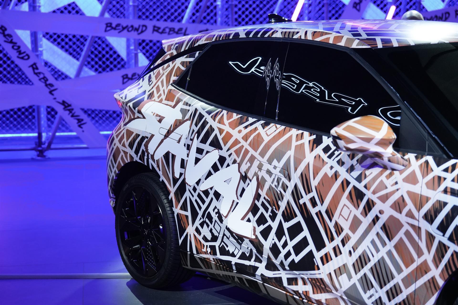 Resentación de modelos preserie del Cupra Raval, el primer modelo 100% eléctrico diseñado y producido en Martorell (Barcelona), luciendo un camuflaje inspirado en el barrio de El Raval. A 17 de noviembre de 2025, en Martorell (Barcelona), España.