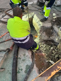 Operarios de Puerto Real (Cádiz) tratan de arreglar la avería en una tubería que ha dejado sin suministro a cientos de vecinos desde el sábado