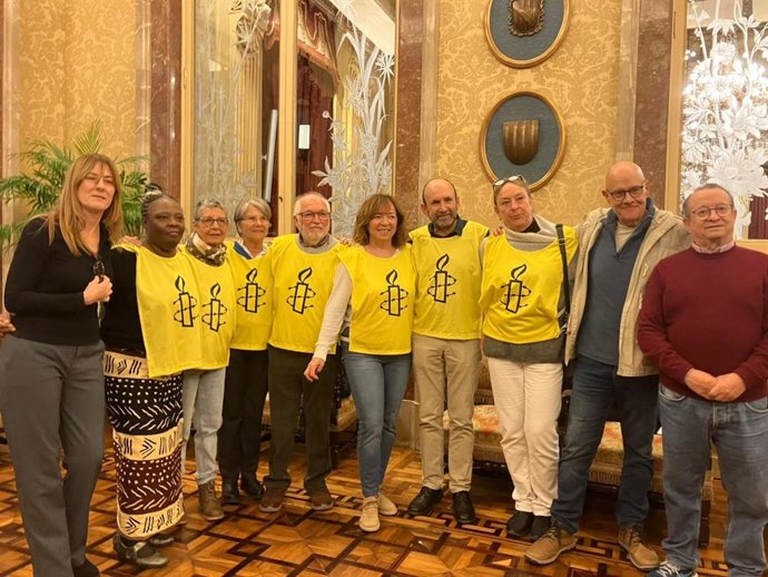 Miembros de Amnistía Internacional, este martes en el Parlament.