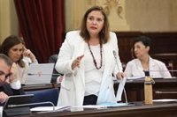 MÉS afea a García su gestión y la consellera responde con críticas al Gobierno por la huelga de médicos