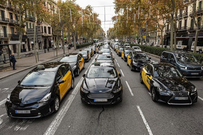Varios taxis durante una marcha lenta en Barcelona.