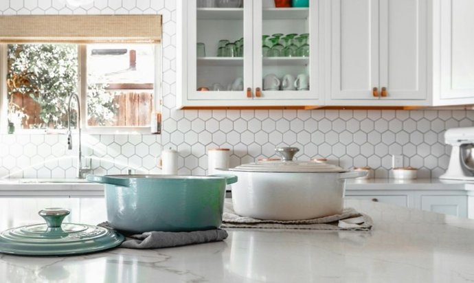 Cocinar sobre la encimera: así es la inducción invisible, la tendencia que empieza a revolucionar las cocinas