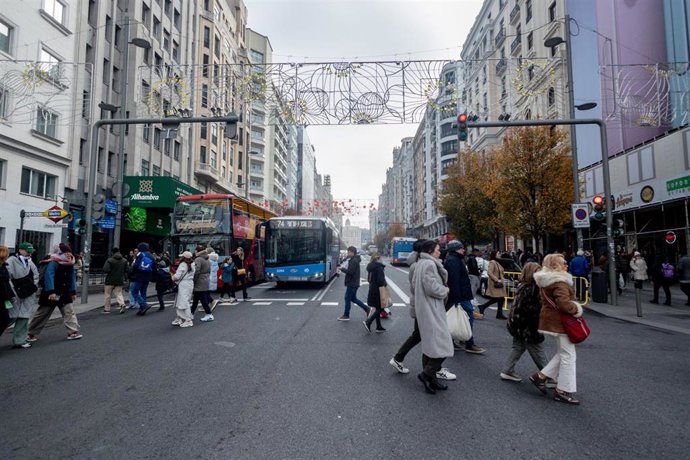 Archivo - Varias personas en Gran Vía, a 14 de diciembre de 2024, en Madrid (España).