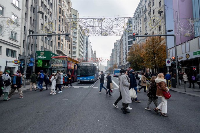 Archivo - Varias personas en Gran Vía, a 14 de diciembre de 2024, en Madrid (España).