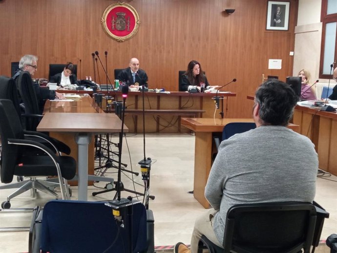 El acusado, de espaldas, durante el juicio.