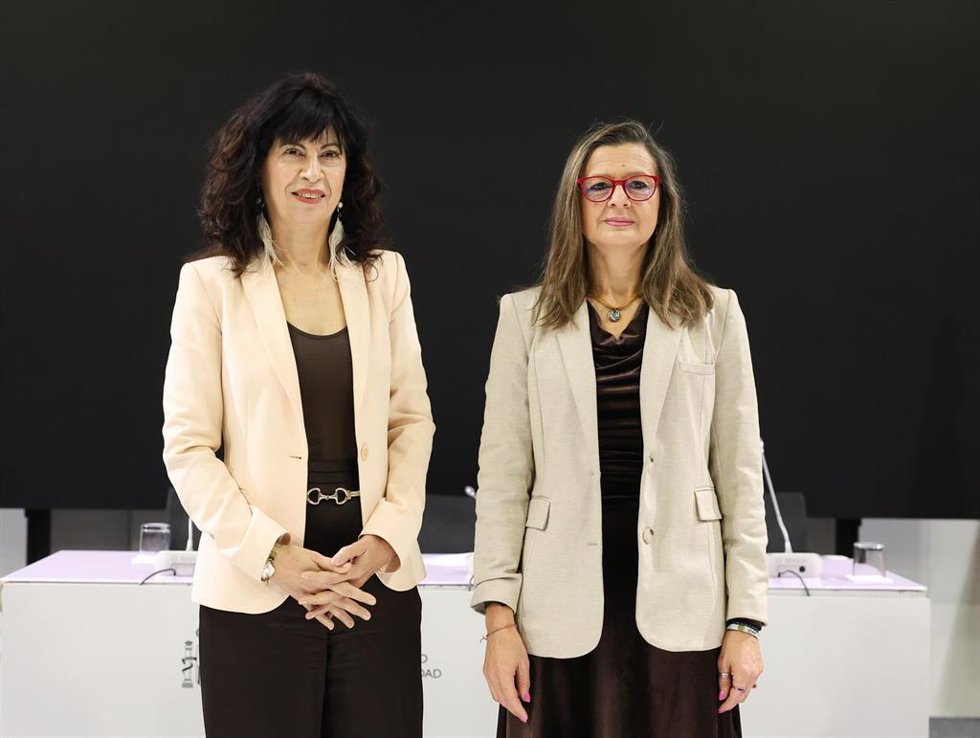 La ministra de Igualdad, Ana Redondo (i), y la jueza Carmen Martínez Perza (d) durante la presentación de la Macroencuesta de Violencia contra la Mujer, en el Ministerio de Igualdad, a 3 de diciembre de 2025, en Madrid (España). 