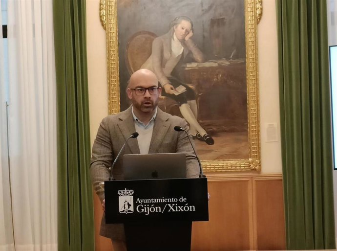 El concejal de Urbanismo del Ayuntamiento de Gijón, Jesús Martínez Salvador (Foro), en rueda de prensa en el Consistorio gijonés.