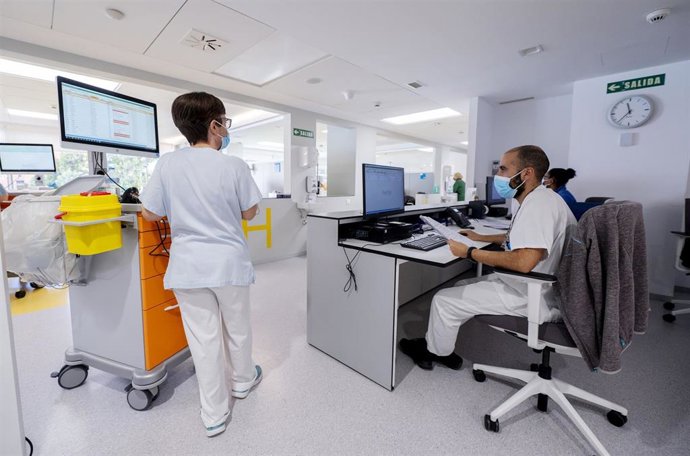 Archivo - Sanitarios con mascarilla en un hospital