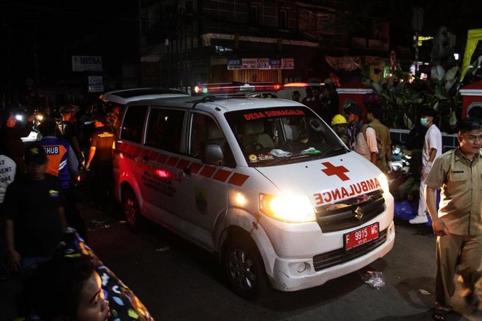 Archivo - Una ambulancia tras el terremoto en Cianjur, Indonesia, en noviembre de 2022 (archivo)