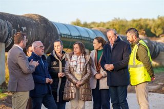 La consejera de Sostenibilidad y Medio Ambiente, Catalina García (c), durante su visita a los trabajos en la vía peciaria Cordel de los Molinos. 