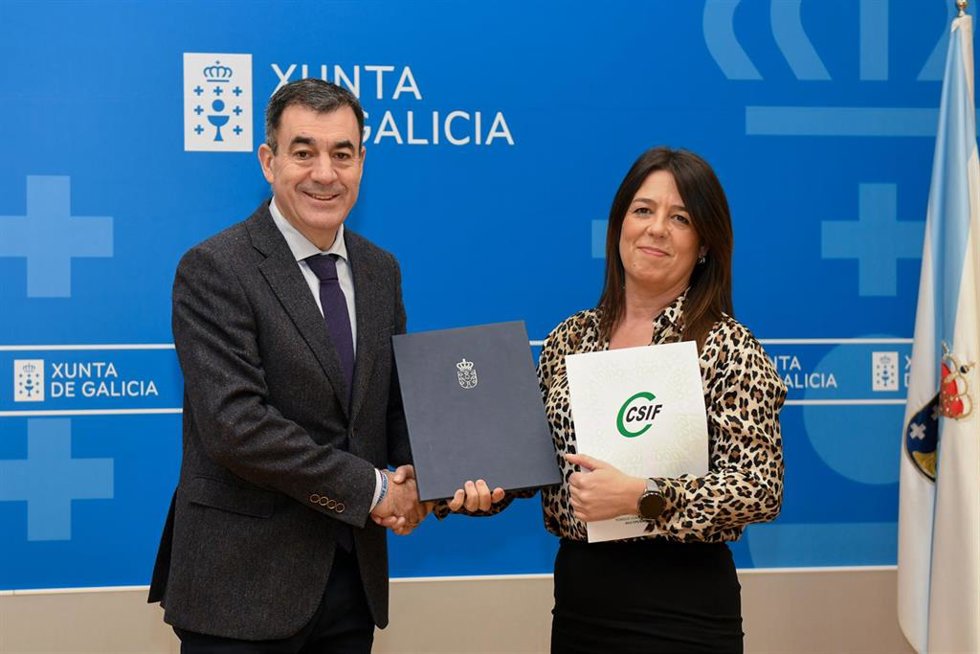 El conselleiro de Educación, Ciencia, Universidades e FP, Román Rodríguez, y la portavoz de CSIF Ensino, Rosa Silva