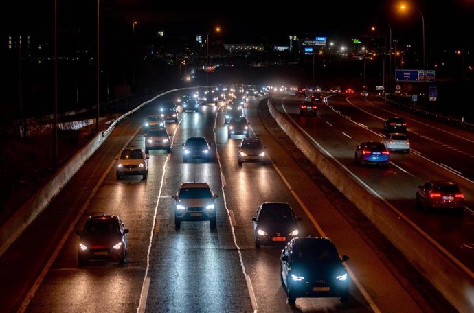Archivo - Tráfico en la carretera A-1 a su paso por el kilómetro 16, a 7 de diciembre de 2021, en Madrid, (España). La Dirección General de Tráfico ha pedido que las personas que estén de viaje durante este Puente de la Constitución adelanten el retorno a