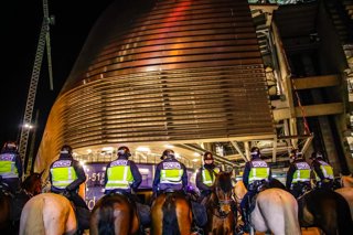 Archivo - Agentes de policía escoltan a los aficionados en las inmediaciones del estadio Santiago Bernabéu después de la segunda semifinal de la Copa del Rey entre el Real Madrid y FC Barcelona, 2 de marzo de 2023, en Madrid (España). El encuentro de ida 