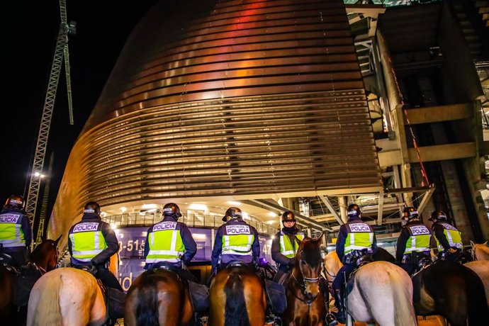 Archivo - Agentes de policía escoltan a los aficionados en las inmediaciones del estadio Santiago Bernabéu después de la segunda semifinal de la Copa del Rey entre el Real Madrid y FC Barcelona, 2 de marzo de 2023, en Madrid (España). El encuentro de ida 