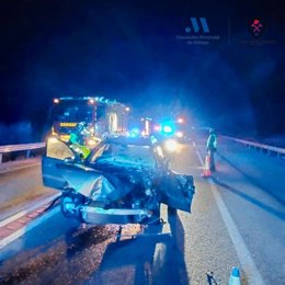 Accidente en la A-355 en Coín (Málaga) con un vehículo implicado y un hombre de 58 años excarcelado y evacuado a un centro hospitalario.
