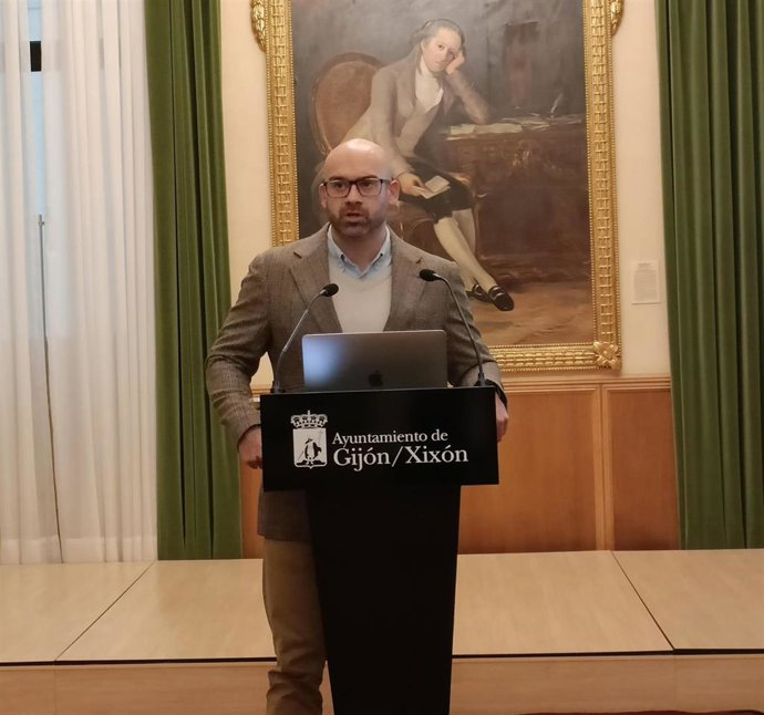 El concejal de Urbanismo del Ayuntamiento de Gijón, Jesús Martínez Salvador (Foro), en rueda de prensa en el Consistorio gijonés.