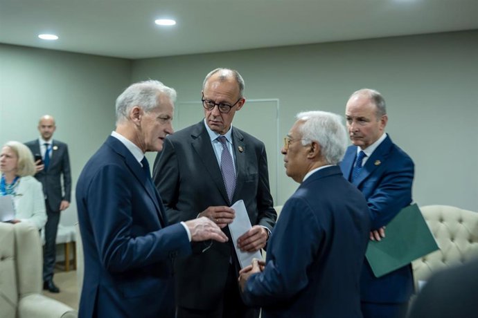 El presidente del Consejo Europeo, Antonio Costa, habla con líderes europeos en el marco del último G20 en Johanesburgo en Sudáfrica.