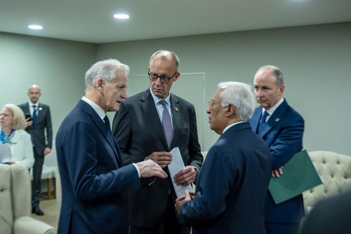 22 de novembro de 2025, África do Sul, Joanesburgo: O chanceler alemão Friedrich Merz (2ª à esq.) fala com Mark Carney (à dir.), primeiro-ministro do Canadá, Antonio Costa (2ª à dir.), presidente do Conselho Europeu, e Micheal Martin (à dir.), primeiro-mi