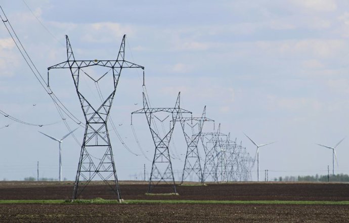 Archivo - Red eléctrica de alta tensión